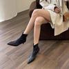 Botas Curtas de Bico Fino Patchwork Retrô Novas de Outono e Inverno 2025 Botas Slim Elásticas de Salto Baixo de Couro Macio Novo de Outono para Mulher