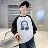 Sudadera de manga larga moderna y genial para niños 2026 con diseño de bloques de color, cuello redondo, estampado de auriculares, moda casual elegante de otoño