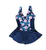 Traje de baño retro de una pieza azul marino con estampado floral rosa grande, cuello en V, tirantes anchos, fruncido en la cintura, favorecedor de la figura, dobladillo amplio y bikini de corte cuadrado para mujer