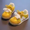 Zapatillas para niñas 2026 primavera y otoño nuevo modelo zapatos deportivos versátiles de suela blanda para niños zapatillas de entrenamiento alemanas antideslizantes de moda con estampado de letras para niños