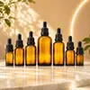 El fabricante de origen proporciona suministro en stock de botellas ámbar de 5-100 ml para aceites esenciales, frascos goteros marrones y botellas ámbar a prueba de luz para aceites esenciales