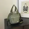 Un bolso bandolera de nailon amarillo brillante y refrescante, un bolso tote informal de estilo japonés, perfecto para el uso diario y las salidas, un bolso de hombro versátil y vibrante