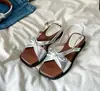 Sandalias planas tipo lazo estilo francés para mujer, nuevo modelo de verano, punta cuadrada, tira única, sandalias versátiles para exteriores