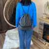 Esta mochila casual y elegante cuenta con cierre de cordón y es adecuada para deportes, viajes y uso diario.