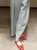 Pantalones de traje grises claros exquisitos y elegantes para principios de otoño de 2026 con un aspecto drapeado, únicos y súper estilosos, adelgazantes para figuras tipo pera, pantalones de pierna ancha para ir a la oficina