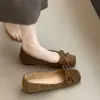 Novos sapatos baixos estilosos para 2026 com aumento interno de altura, elegantes e adequados para o trabalho, sapatos baixos slip-on de bico fino para mulheres, bico quadrado, com detalhe de laço e sola reta