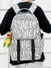 Mochila con Graffiti de Letras en Tono Gris, Estilo Urbano, Soleada y Elegante, para Estudiantes de Secundaria y Preparatoria, Resistente y Duradera, Mochila con Múltiples Compartimentos