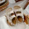 Sandalias Birkenstock para Niñas 2026 Verano Nuevo Estilo Versátiles Elegantes Zapatos de Princesa de Lunares Estilo Coreano Elegantes Zapatos de Playa