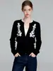 Cardigã de tricô jacquard de alta qualidade estilo francês com decote V e renda para mulheres, único e elegante, com design que afina a cintura e uma base de blusa falsa de duas peças para a primavera