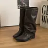 Botas de media caña con punta y tachuelas de estilo retro europeo y americano para mujer, novedad otoño 2026, negras de pierna ancha, tacón grueso, para aumentar la altura, botas de montar