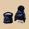 Set de dos piezas de gorro con temática de dinosaurios, nuevo estilo otoño/invierno, gorro para bebé que cubre las orejas, gorro de punto unisex, disponible para producción personalizada