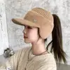 Moda Femenina Nueva Otoño e Invierno Versátil Forro Polar Engrosado Pompón de Ciervo Gorro de Punto Gorra de Béisbol Estudiante para Ciclismo Protección de Orejas