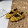 Novos Sapatos Infantis Primavera/Verão 2026 Estilo Coreano Moda Vazado Camurça Sapatos de Bebê Bico Baixo Sapatos Mary Jane para Meninas