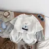 Otoño 2026 Nuevo Estilo Conjunto de Sudadera Falsa de Dos Piezas para Niños Niños y Niñas Estilo Coreano Bordado de Aplicación de Dibujos Animados Pantalones Deportivos Conjunto de Dos Piezas