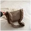 Bolsa Peluda Retrô para Mulheres 2025 Outono e Inverno Novo Estilo Bolsa de Pelúcia Transversal Ombro Grande Capacidade Bolsa de Tote Peluda Tendência