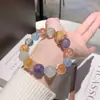 Pulseira de Cristal Natural com Pedras Multicores e Flores de Resina Amarelas e Vermelhas, Toque de Luxo Leve e Sofisticado, Exclusivamente para Vendas Transfronteiriças