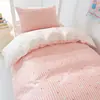 2026 Novo Conjunto de Roupa de Cama Três Peças 100% Algodão Puro Roupa de Cama para Dormitório Quarto de Estudante Lençol Capa de Edredom Saia de Cama Roupa de Cama
