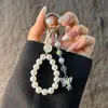 Novo pingente de celular de cristal versátil de moda de luxo leve, pulseira de corrente pendente de borboleta de pérola com contas versátil, nicho e único