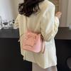 Bolsa Balde Transversal com Laço de Design Nicho High-End para Mulheres 2025 Nova Tendência Primavera e Verão Bolsa de Ombro Versátil