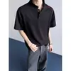 Venta Directa de Fábrica Camiseta de Manga Corta tipo Henley con Bordado de Letras para Hombre, Marca de Tendencia Primavera y Verano Camiseta de Media Manga con Retazos Desestructurados Suelta