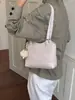 Bolso de mano para mujer, bolso retro popular, nuevo bolso cruzado versátil de otoño, bolso de cubo de mano moderno y súper popular
