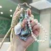 Colgante de concha curativa de moda, pulsera tejida, llavero de cadena de perlas, charm de bolso girly creativo, venta al por mayor