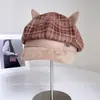 Gorra de estilo boina a cuadros con orejas de gato, dulce y linda, para mujer, nueva moda de otoño e invierno, versátil y estiliza el rostro