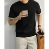 Top de tricô vintage com gola redonda e manga curta, com textura de trança tridimensional, camiseta masculina de verão respirável e slim fit