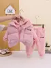 Conjunto de Chaleco con Capucha Espeso Nuevo 2026 para Niños, Conjunto de Tres Piezas Estilo Coreano Otoño-Invierno para Niñas, Moderno y a la Moda