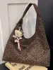 Bolso de Hombro con Petalos Huecos de Gamuza Transfronterizo 2026 Nuevo Estilo Vintage Gran Capacidad Bolso Tote Casual para el Brazo