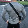 Camiseta atlética de manga larga estilo americano con jacquard sin costuras y estampado de tiburón para hombre, con elasticidad, corte ajustado, tejido transpirable de secado rápido, diseñada para correr y entrenar