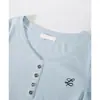 Blusa plissada azul claro acinturada para mulheres petite, blusa base bordada doce, camiseta de retalhos de manga comprida para o início da primavera de 2026