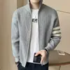 Nuevo cárdigan para hombre Otoño/Invierno 2026 con cuello alto, cremallera, suéter de bloques de color, chaqueta de punto moderna ajustada para hombre