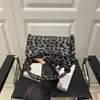 Bolsa Feminina Retrô Simples e Fashion 2026 Nova Coleção Primavera Pequena Quadrada Casual e Estilosa Bolsa de Ombro Transversal