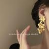 Aretes de Flores Doradas Retro Exageradas Diseño Nicho Temperamento de Alta Gama Aretes de Tuerca Elegantes Aretes Mujeres