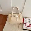 Bolso tote pequeño de alta gama, nicho, súper popular, esencial para el trabajo, para mujer, nuevo otoño 2026, bandolera, bolso cubo cruzado
