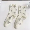 Meias Femininas Prata Estilo Coreano com Laço Algodão Penteado Meia de Cano Médio Estilo Japonês Estilo Miu Meias Empilhadas Meias Femininas de Alto Valor
