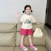 Conjunto de Camiseta Estampada de Manga Curta de Verão para Meninas 2026 Novo Casual Fofo Conjunto de Duas Peças com Top e Shorts para Meninas