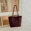 Bolsa tote retrô, estilosa e de alta capacidade em cores sólidas, perfeita para uso casual, trabalho e deslocamento.; uma bolsa de ombro moderna que pode ser carregada sob o braço