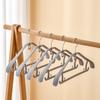 Percha de plástico sin costuras, venta al por mayor, para adultos, con hombreras, soporte para ropa, para dormitorio, percha multifuncional de hombros anchos, percha uniforme y llamativa.