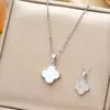 Collar de acero de titanio de lujo y ligero para mujer, colgante de circonitas exquisito, sencillo y combinable, cadena de clavícula de celebridades de Internet, joyería de alta calidad.
