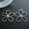 Brincos florais minimalistas de metal europeus e americanos com superfície lisa, brincos simples de nicho, brincos de moda versáteis de alta qualidade para mulheres