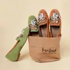Mocassins de Camurça de Pele de Ovelha com Bordado Pesado de Guepardo e Contas 2026 Nova Coleção de Primavera Estilo Chinês Sapatos de Couro Genuíno com Aumento Oculto de Altura e Salto Médio