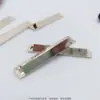 Hebilla Triangular de Tira Larga con Agujero Pasante, Spray de Aceite Dorado de Guangdong, Molde Central, Producción y Procesamiento Personalizados Según Dibujos y Muestras
