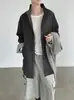 Taochuan: Elegante e sofisticado trench coat com gola alta, combinado com um xale, para um look de outono estiloso e relaxado. T5232