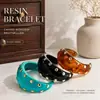 Pulsera ancha de resina con tachuelas en degradado vintage de venta caliente transfronteriza con apertura irregular, accesorio de mano de lujo simple y elegante al por mayor