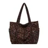 Bolsa Feminina de Veludo Cotelê 2026 Nova Outono Super Popular Estampa de Leopardo Bolsa de Ombro Bolsa Tote de Grande Capacidade para Aula e Deslocamento