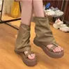 Botinhas Finas de Jeans Estilo Deserto com Biqueira Aberta! Sandálias Retrô Femininas de Solado Grosso para Uso Externo no Verão de 2026