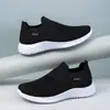 Tênis Esportivos Atacado Transfronteiriço Sapatos Masculinos Novo Estilo Respirável Confortável Slip-On Sapatos Casuais Sapatos de Tecido Malha Leve Sapatos Masculinos