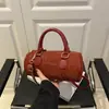 Bolsas Pequenas Populares para Mulheres Este Ano 2025 Nova Bolsa Transversal de Design de Nicho Casual de Verão Bolsa de Almofada de Mão